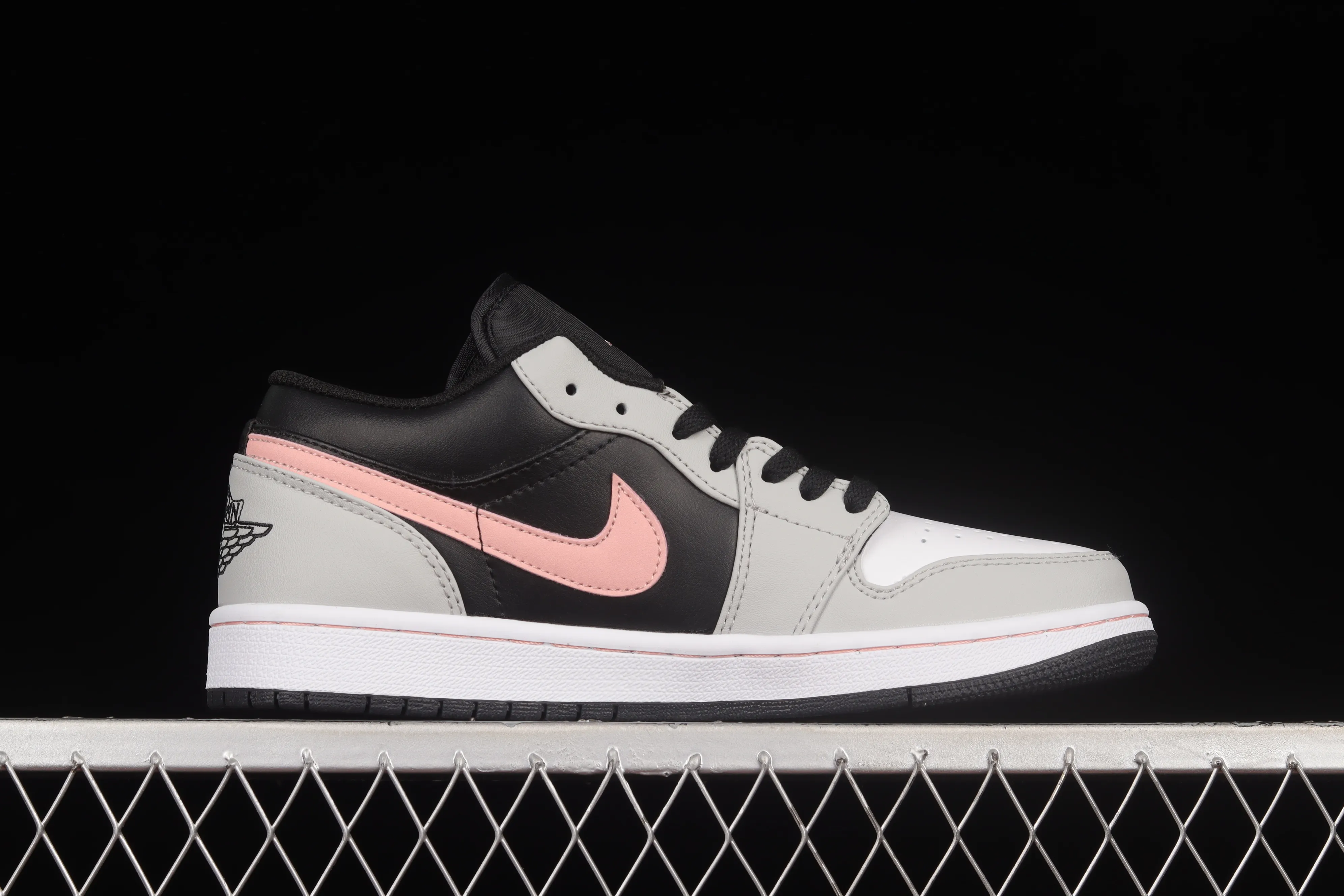 All Categories Air Jordan Jordan Series Basketball Shoes Air Jordan 1 Low Air Jordan 1 Low AJ1 Joe 1 White Black Pink Sports Culture Basketball Shoes 553558-062